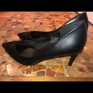 Black faux leather pumps